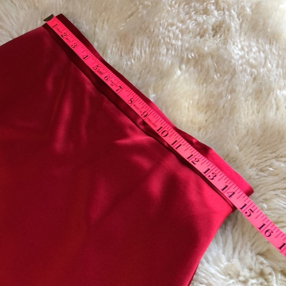 Beautiful true red satin full length skirt - Picture 6 of 7